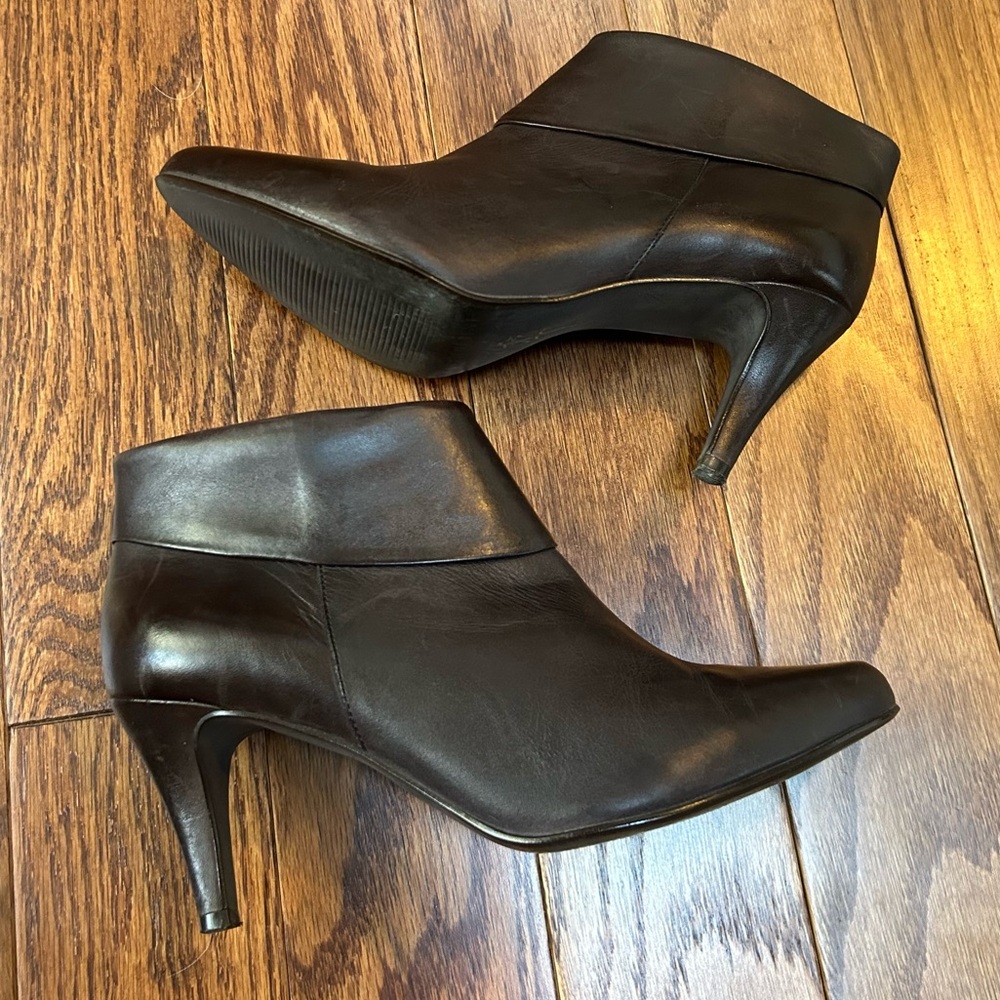 Gianni Bini "Sammie" heeled dark brown leather pointed toe ankle boots size 6.5